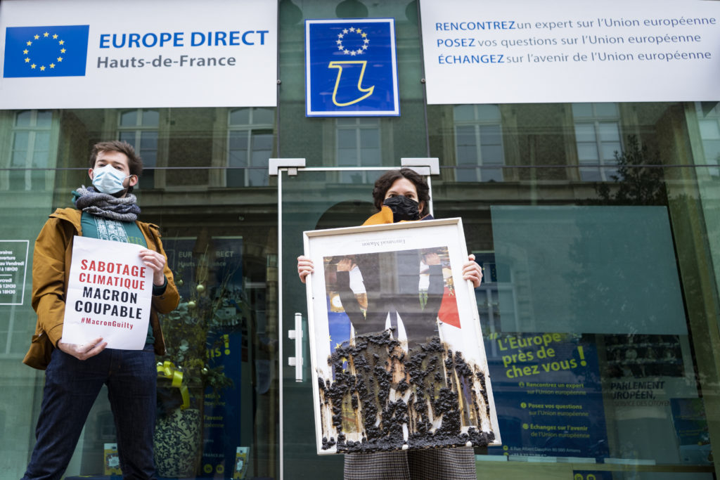 Portrait de Macron, rendu devant un symbole de l'Europe